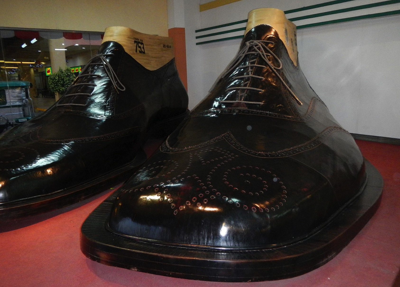 WORLD’S LARGEST PAIR OF SHOES – Pinoy Stop